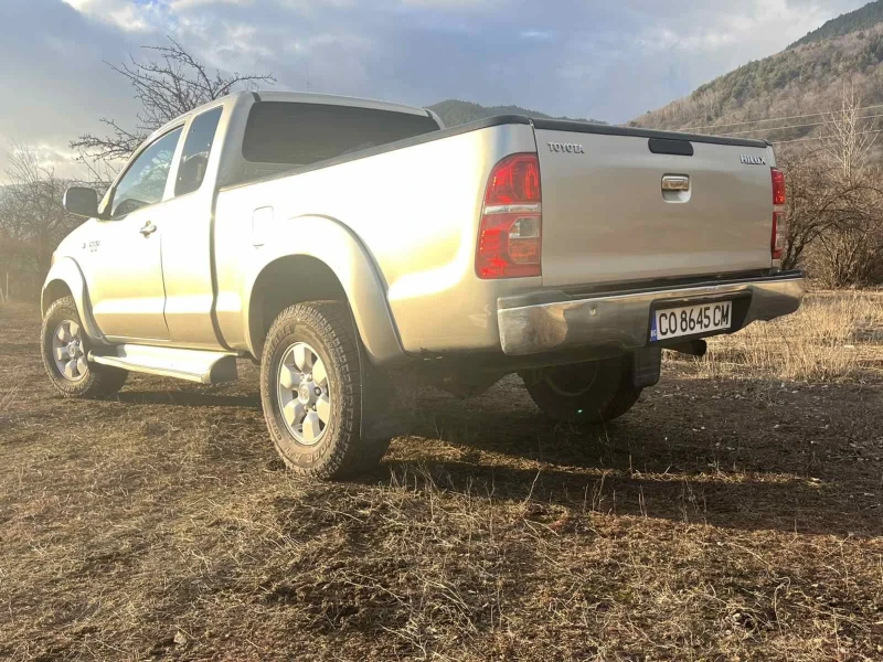 Toyota Hilux 2.5, снимка 8 - Автомобили и джипове - 48592920