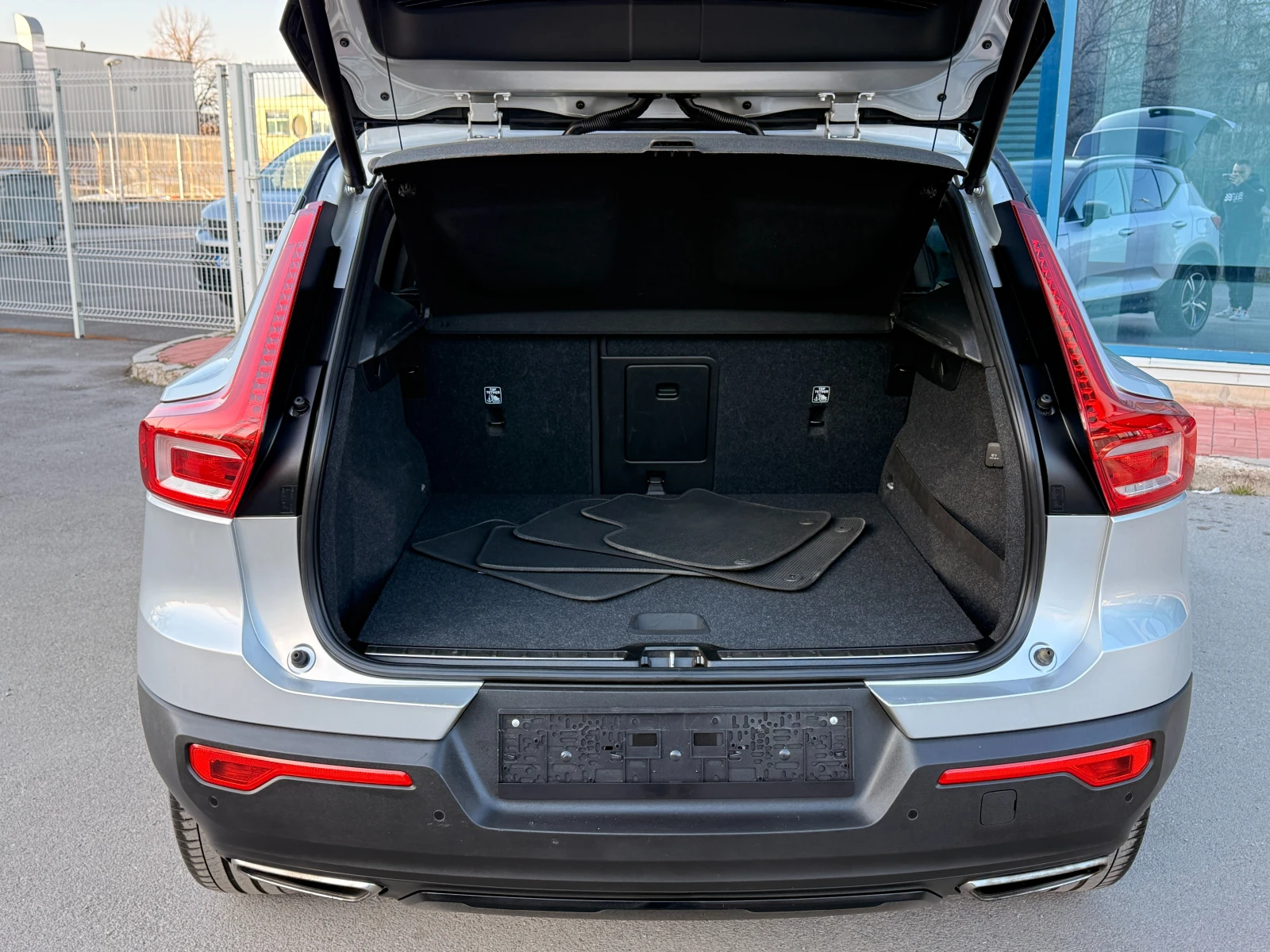 Volvo XC40 2.0D* R-DESIGN* КАТО НОВА* , снимка 13 - Автомобили и джипове - 53834670