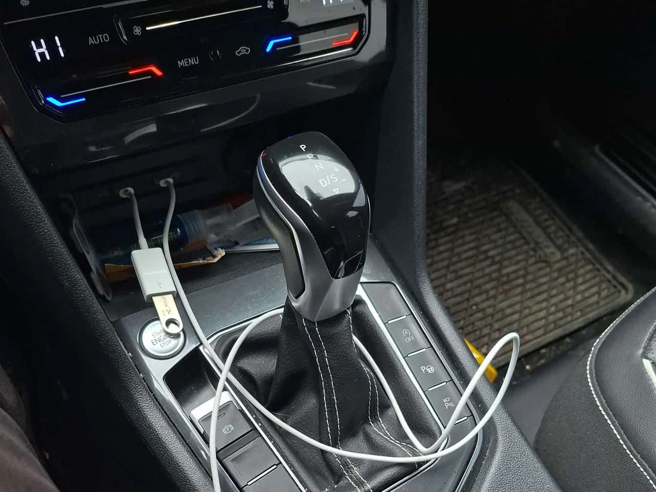 VW Tiguan * Highline R Line * ДИГИТАЛНО * ПОДГРЕВ * КАМЕРА, снимка 9 - Автомобили и джипове - 54058079