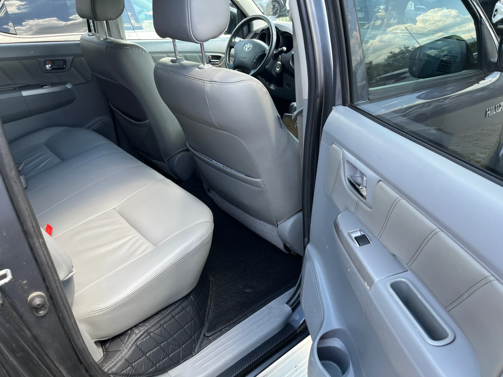 Toyota Hilux 3.0 Auto История, снимка 13 - Автомобили и джипове - 54840649