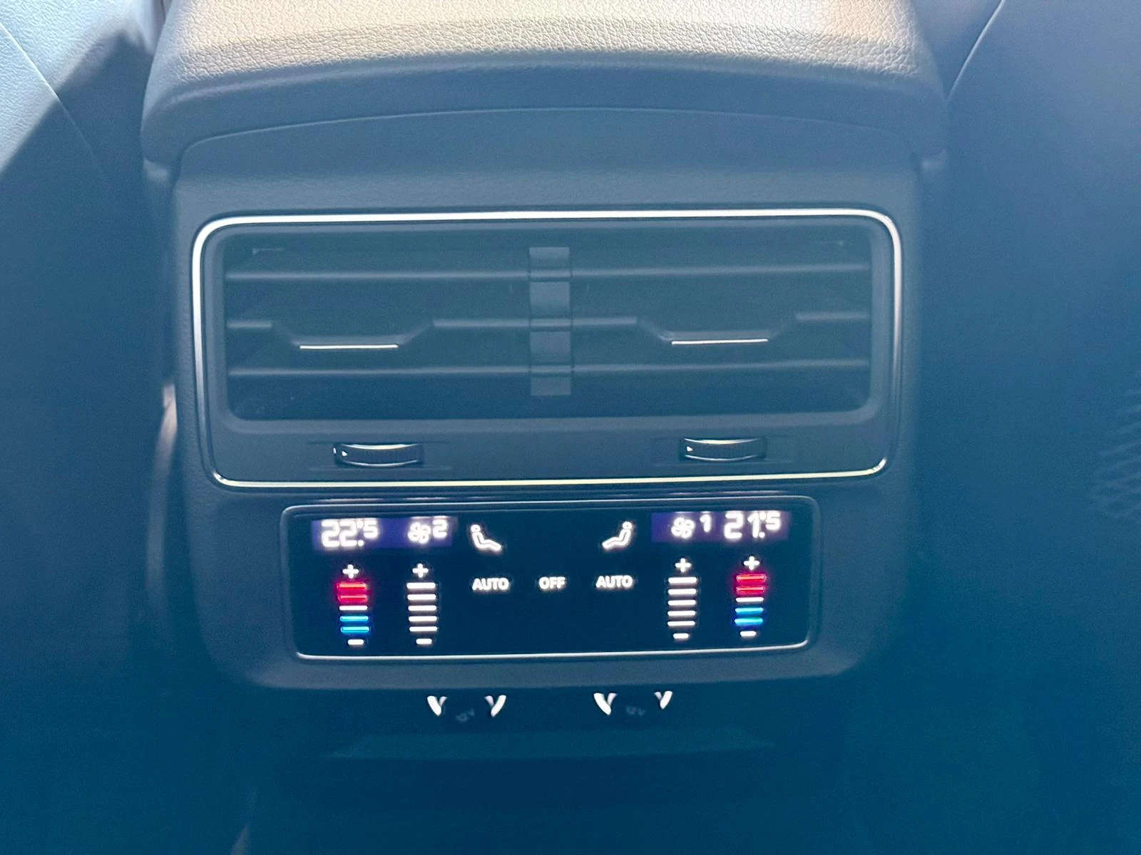Audi SQ7 Quattro* Bose* Pano* Laser* Лизинг , снимка 15 - Автомобили и джипове - 54970143