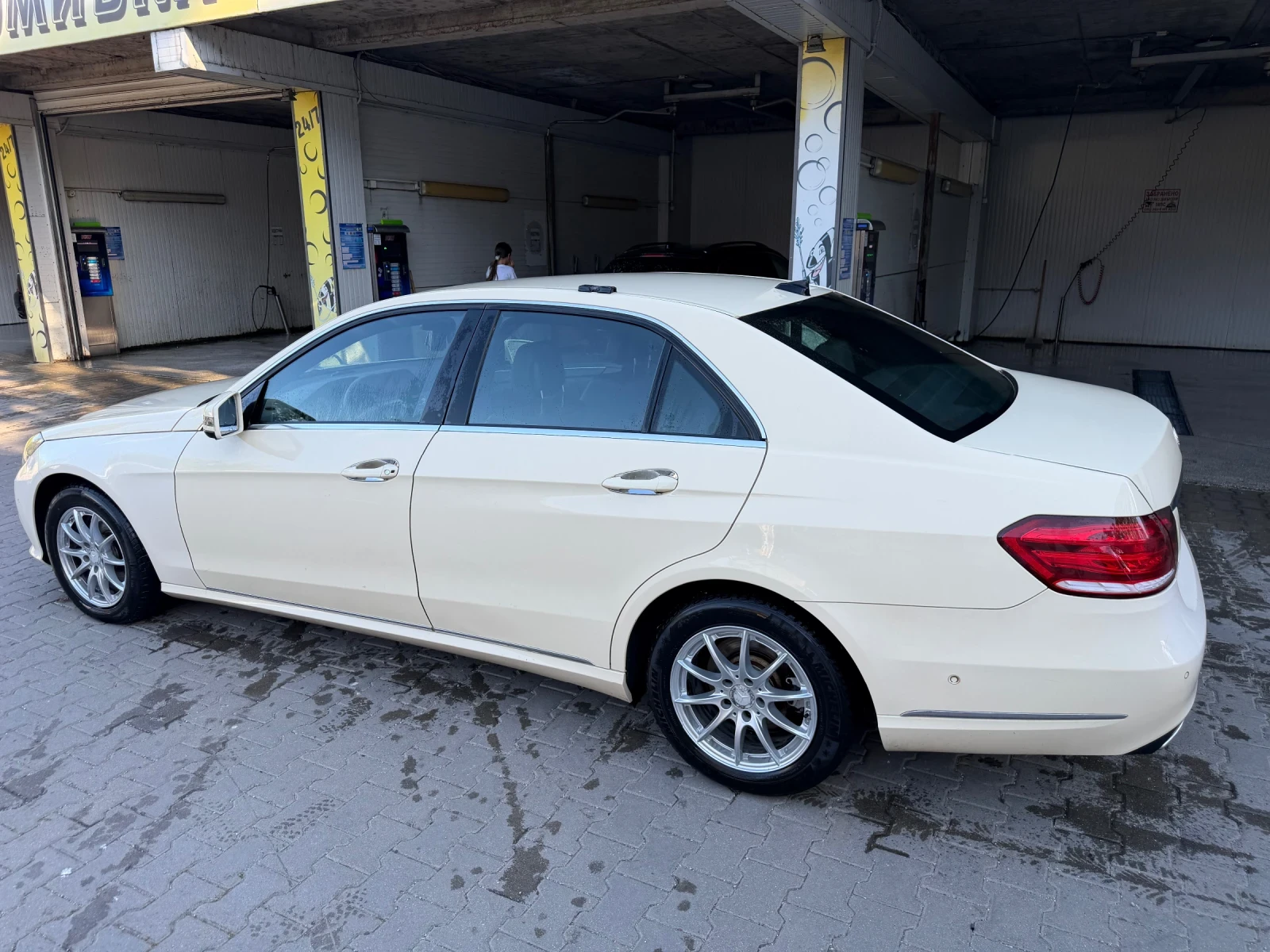 Mercedes-Benz E 220, снимка 7 - Автомобили и джипове - 54601133
