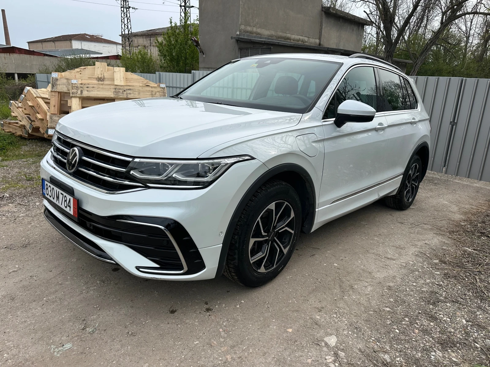 VW Tiguan E HYBRID R LINE, снимка 2 - Автомобили и джипове - 54216842