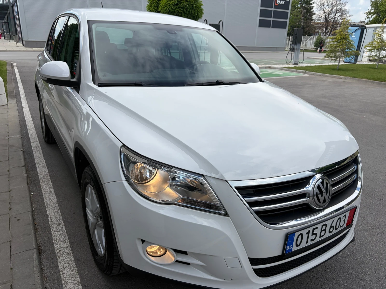 VW Tiguan 2.0 TDi BLUEMOTION, снимка 8 - Автомобили и джипове - 54743622