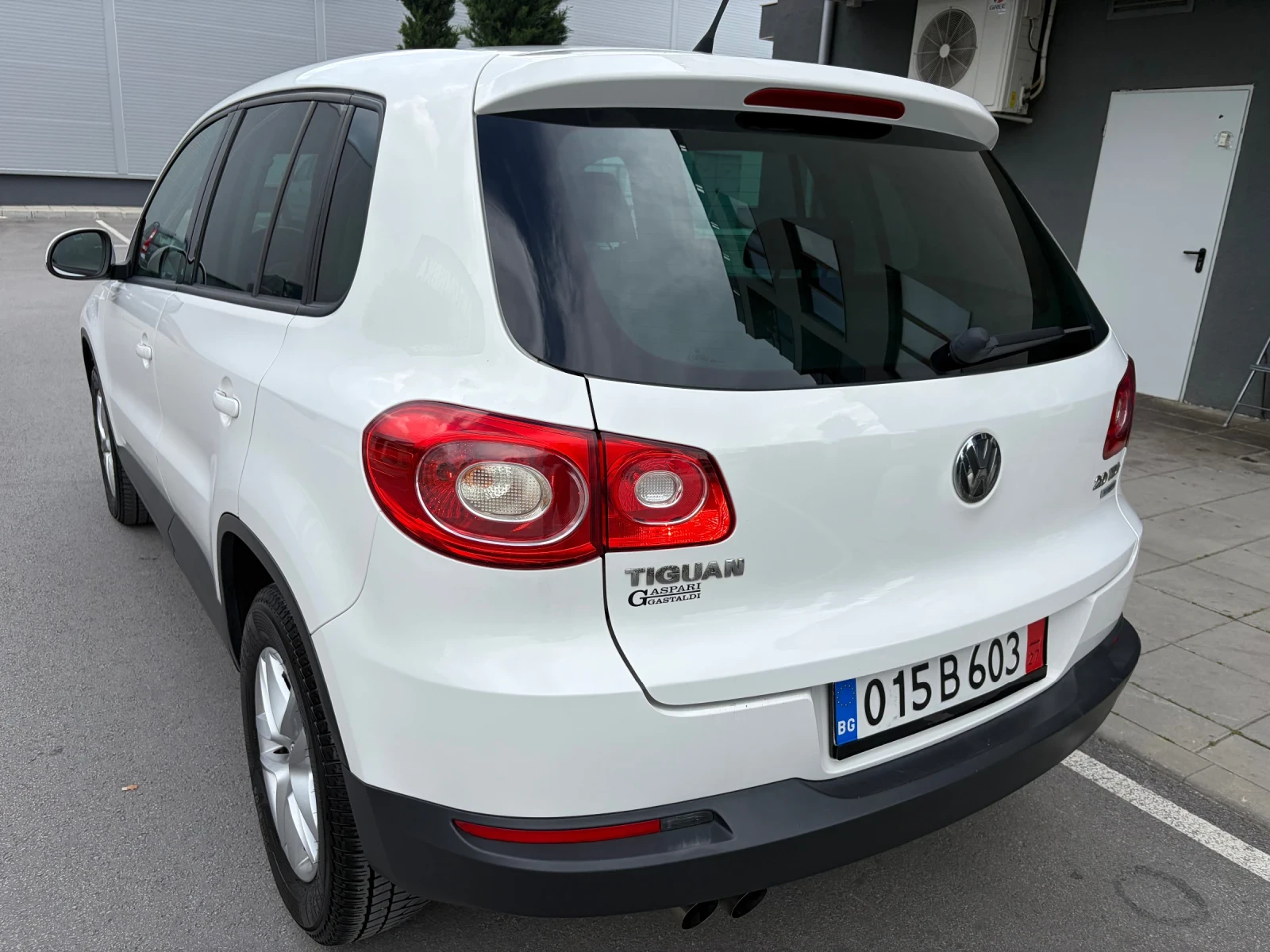 VW Tiguan 2.0 TDi BLUEMOTION, снимка 3 - Автомобили и джипове - 54743622