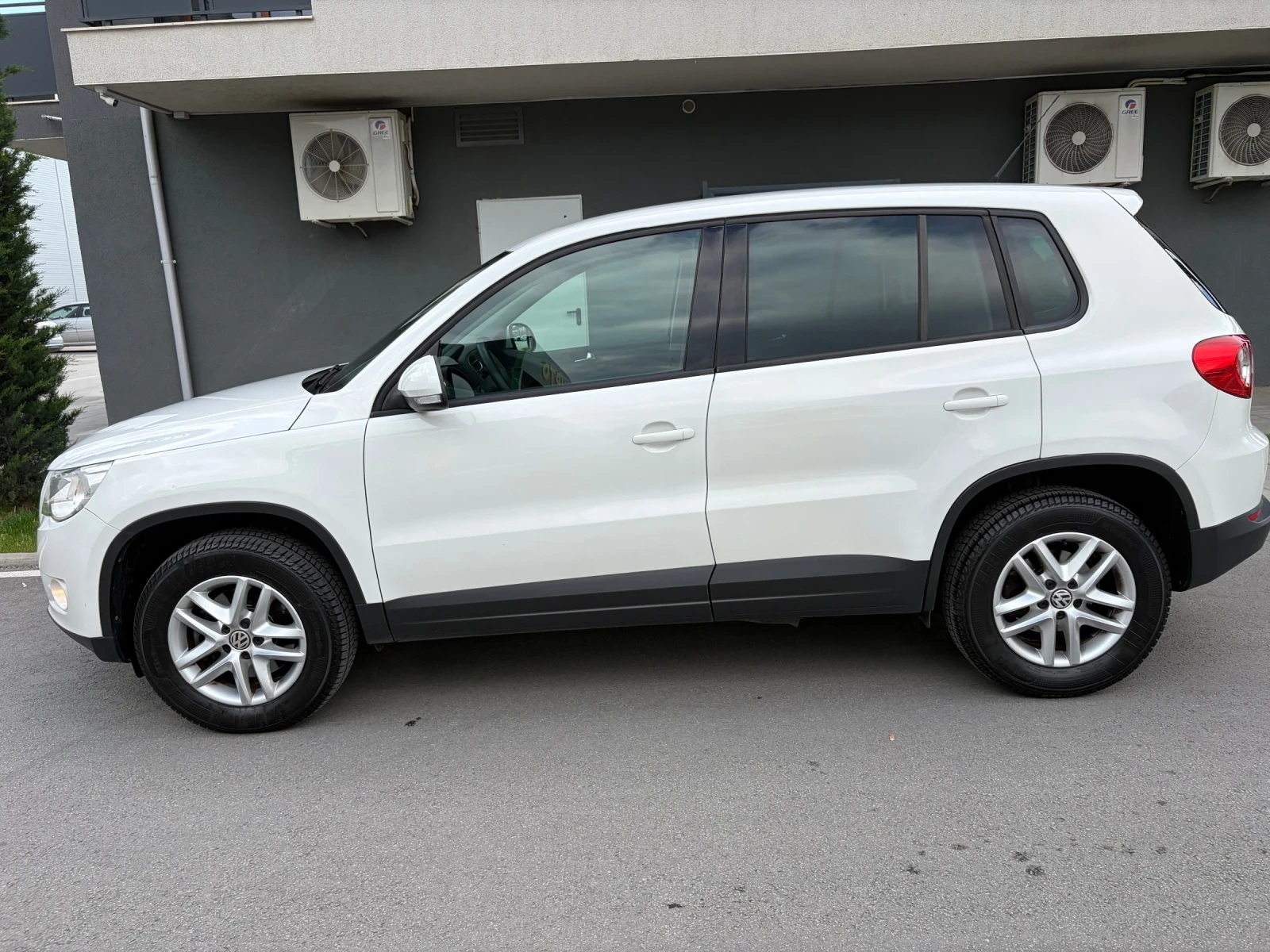 VW Tiguan 2.0 TDi BLUEMOTION, снимка 7 - Автомобили и джипове - 54743622