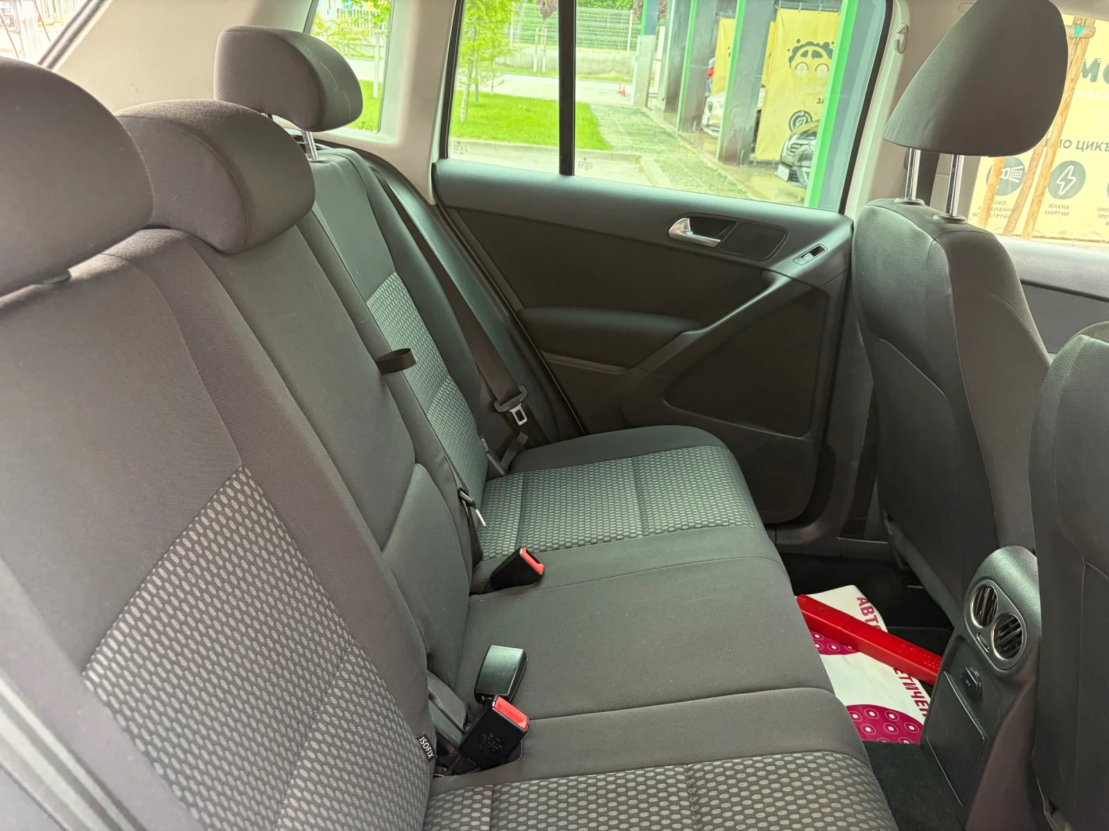 VW Tiguan 2.0 TDi BLUEMOTION, снимка 12 - Автомобили и джипове - 54743622