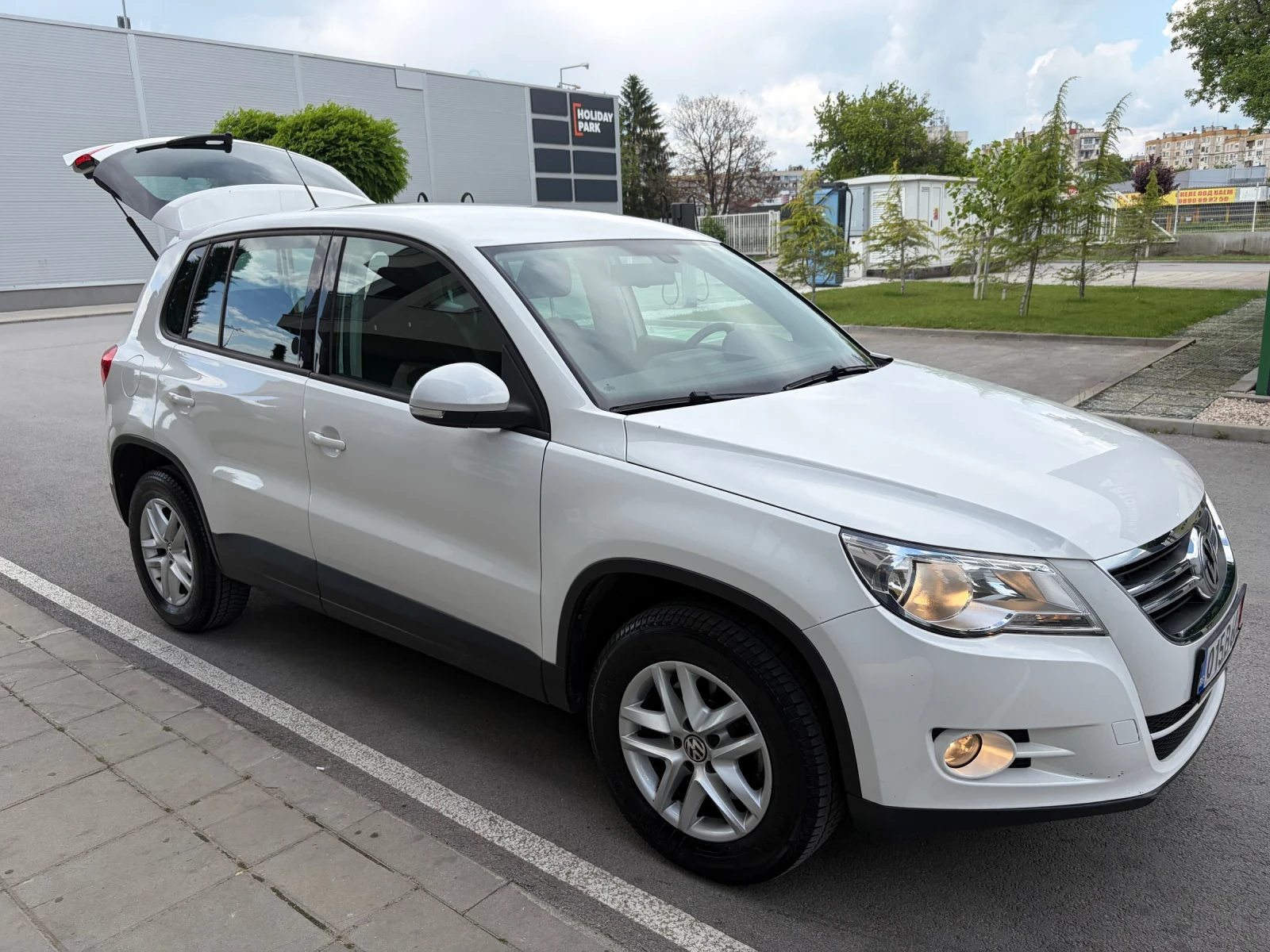VW Tiguan 2.0 TDi BLUEMOTION, снимка 9 - Автомобили и джипове - 54743622