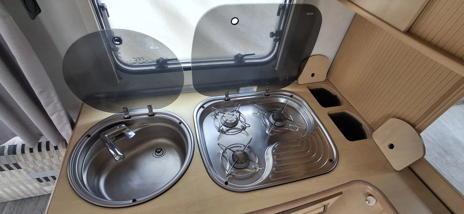 Каравана TEC Travel King 460TDF, снимка 9 - Каравани и кемпери - 54895481
