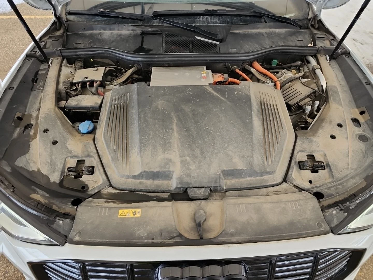 Audi E-Tron Progressiv* 360View* Pan/Roof* Apple CarPlay* Keyl, снимка 16 - Автомобили и джипове - 53890314