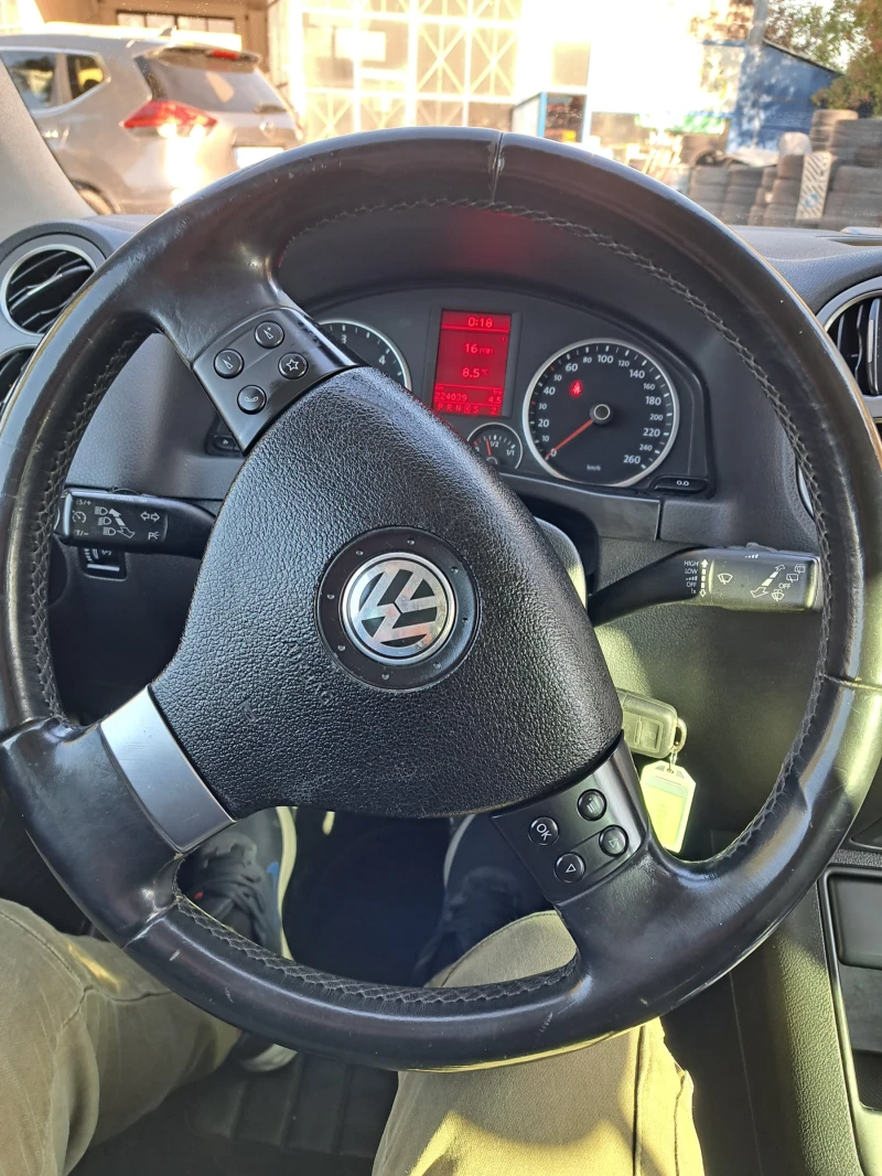 VW Tiguan 2.0tdi, снимка 9 - Автомобили и джипове - 47743124