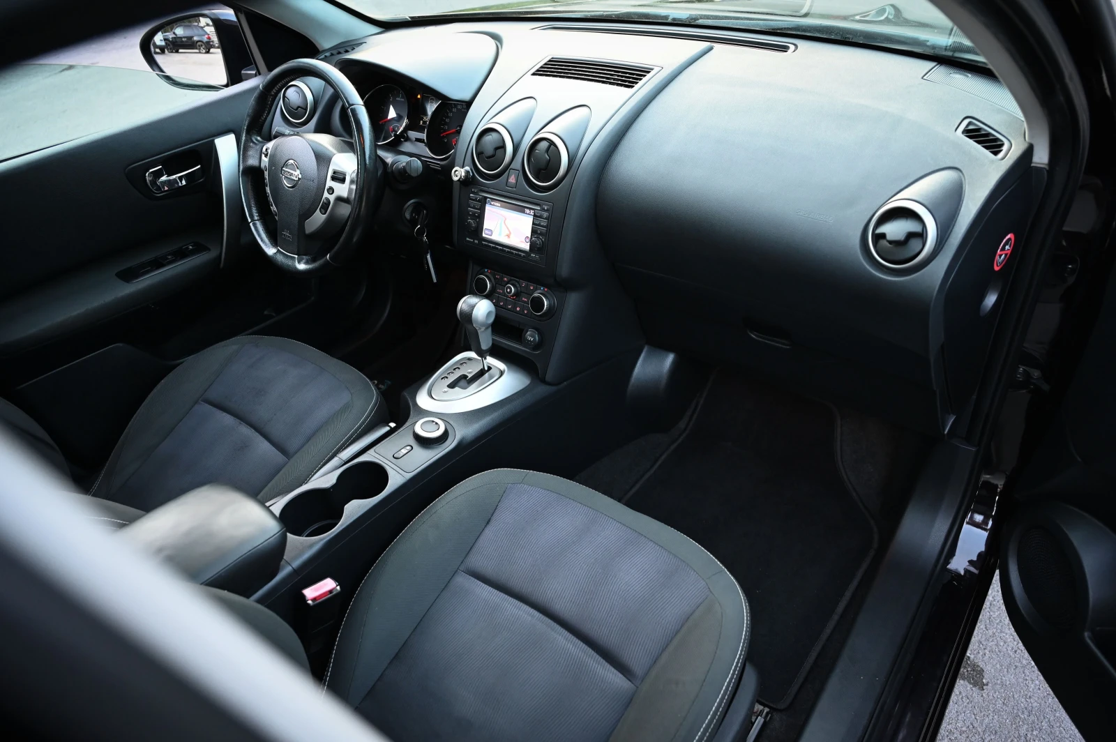 Nissan Qashqai 2.0DCI/4x4/АВТОМАТИК !!!, снимка 11 - Автомобили и джипове - 54735929