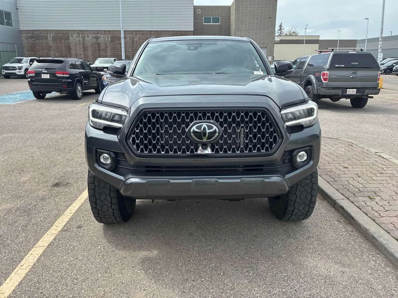 Toyota Tacoma * Nightshade * АВТОКРЕДИТ БЕЗ ПЪРВОНАЧАЛНА ВНОСКА*, снимка 6 - Автомобили и джипове - 55165384