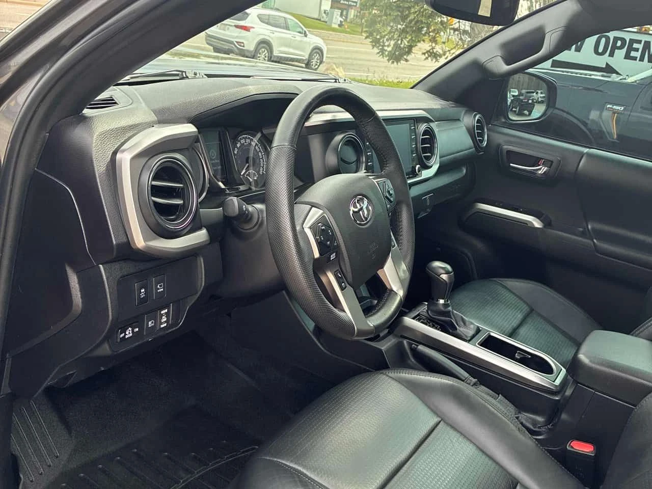Toyota Tacoma * Nightshade * АВТОКРЕДИТ БЕЗ ПЪРВОНАЧАЛНА ВНОСКА*, снимка 5 - Автомобили и джипове - 55165384