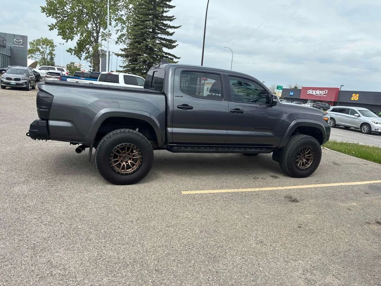 Toyota Tacoma * Nightshade * АВТОКРЕДИТ БЕЗ ПЪРВОНАЧАЛНА ВНОСКА*, снимка 3 - Автомобили и джипове - 55165384