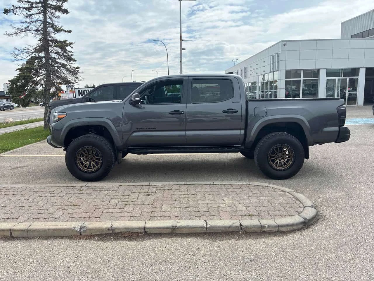 Toyota Tacoma * Nightshade * АВТОКРЕДИТ БЕЗ ПЪРВОНАЧАЛНА ВНОСКА*, снимка 2 - Автомобили и джипове - 55165384