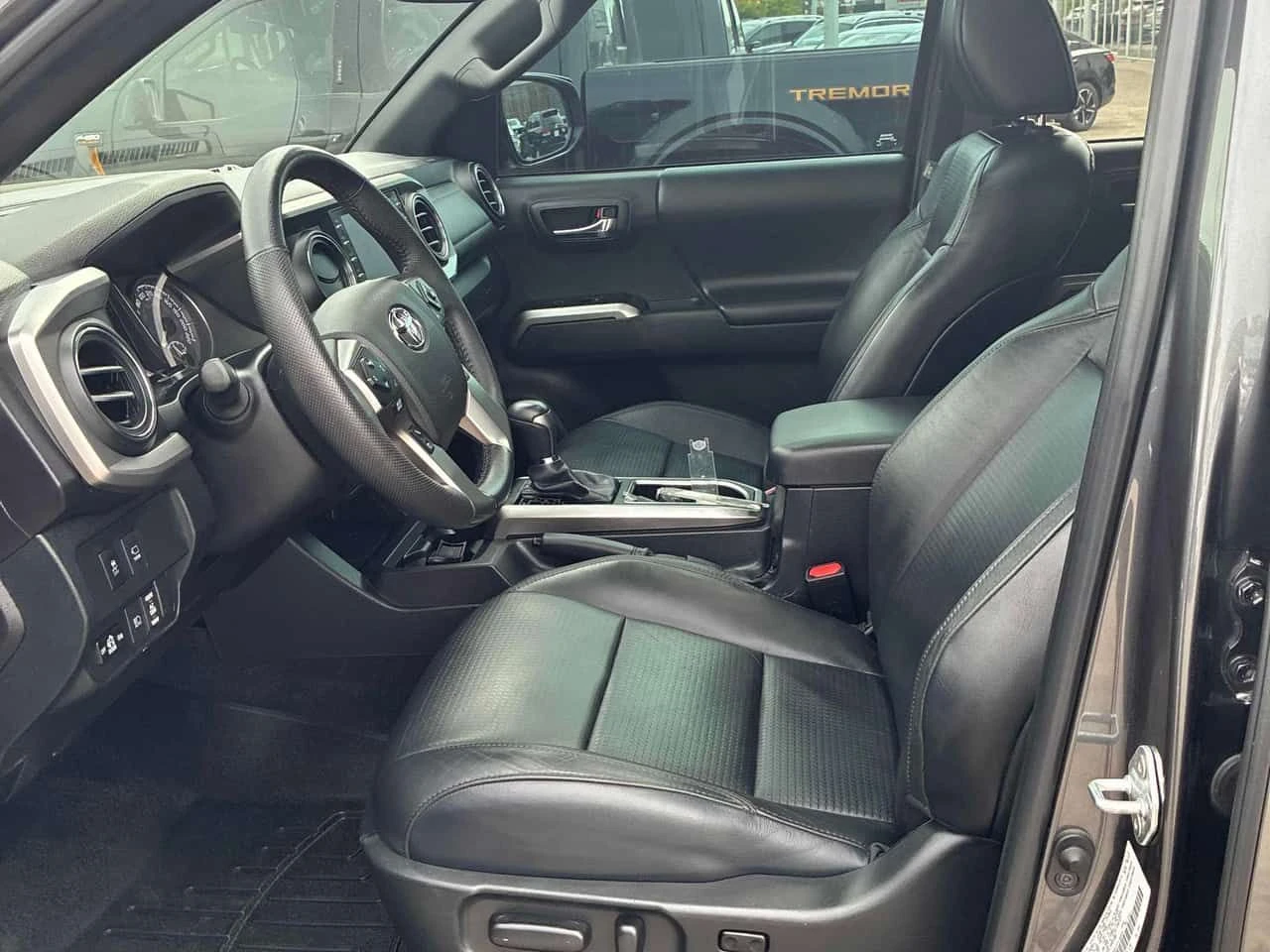Toyota Tacoma * Nightshade * АВТОКРЕДИТ БЕЗ ПЪРВОНАЧАЛНА ВНОСКА*, снимка 13 - Автомобили и джипове - 55165384