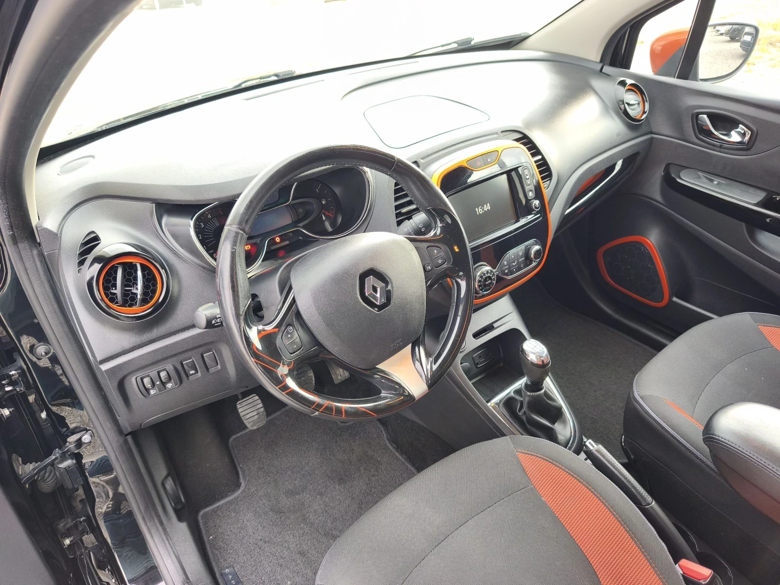 Renault Captur 1.5dci 90hp, снимка 15 - Автомобили и джипове - 53877434