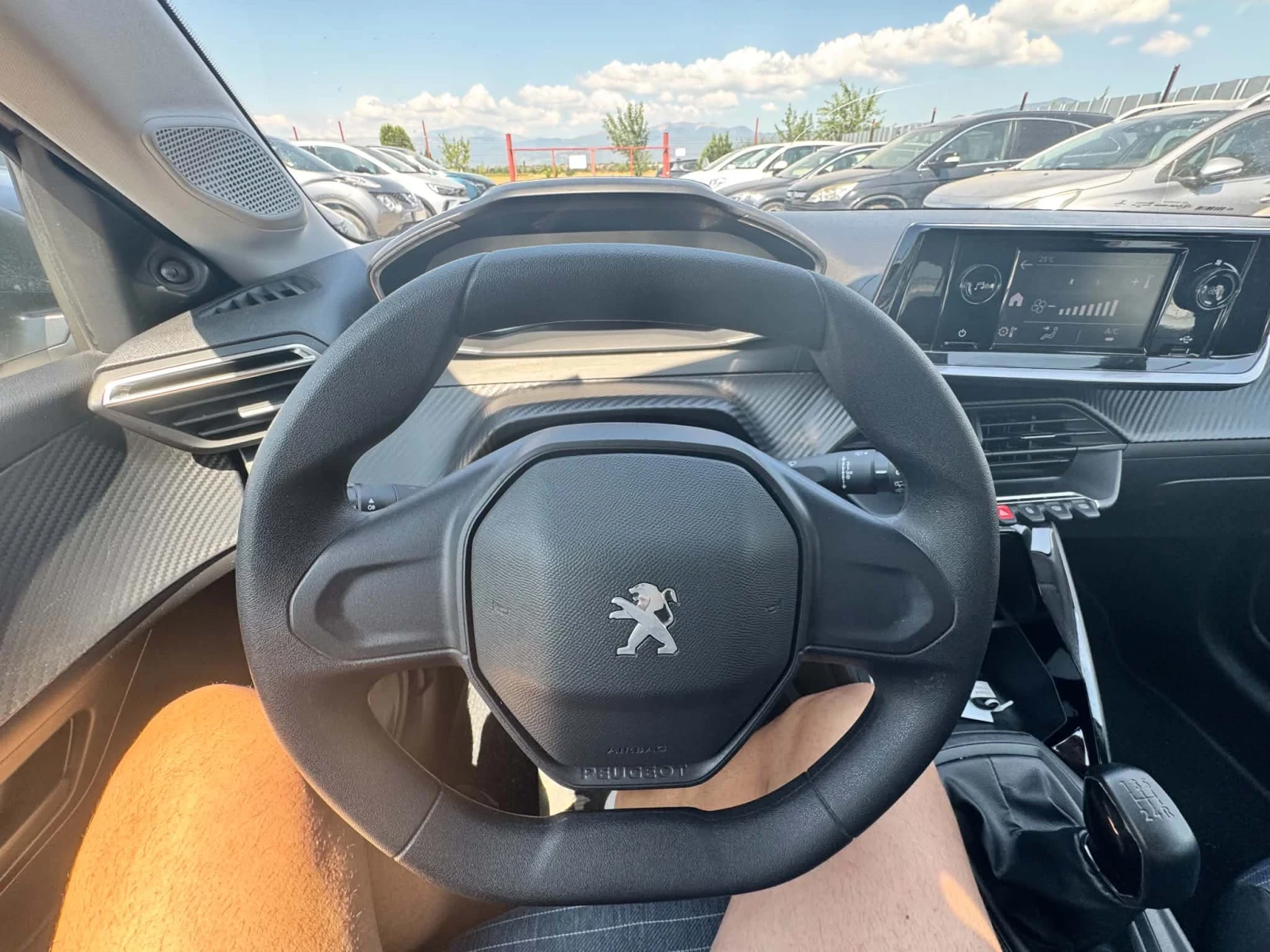 Peugeot 208 1.2i, снимка 6 - Автомобили и джипове - 55613723