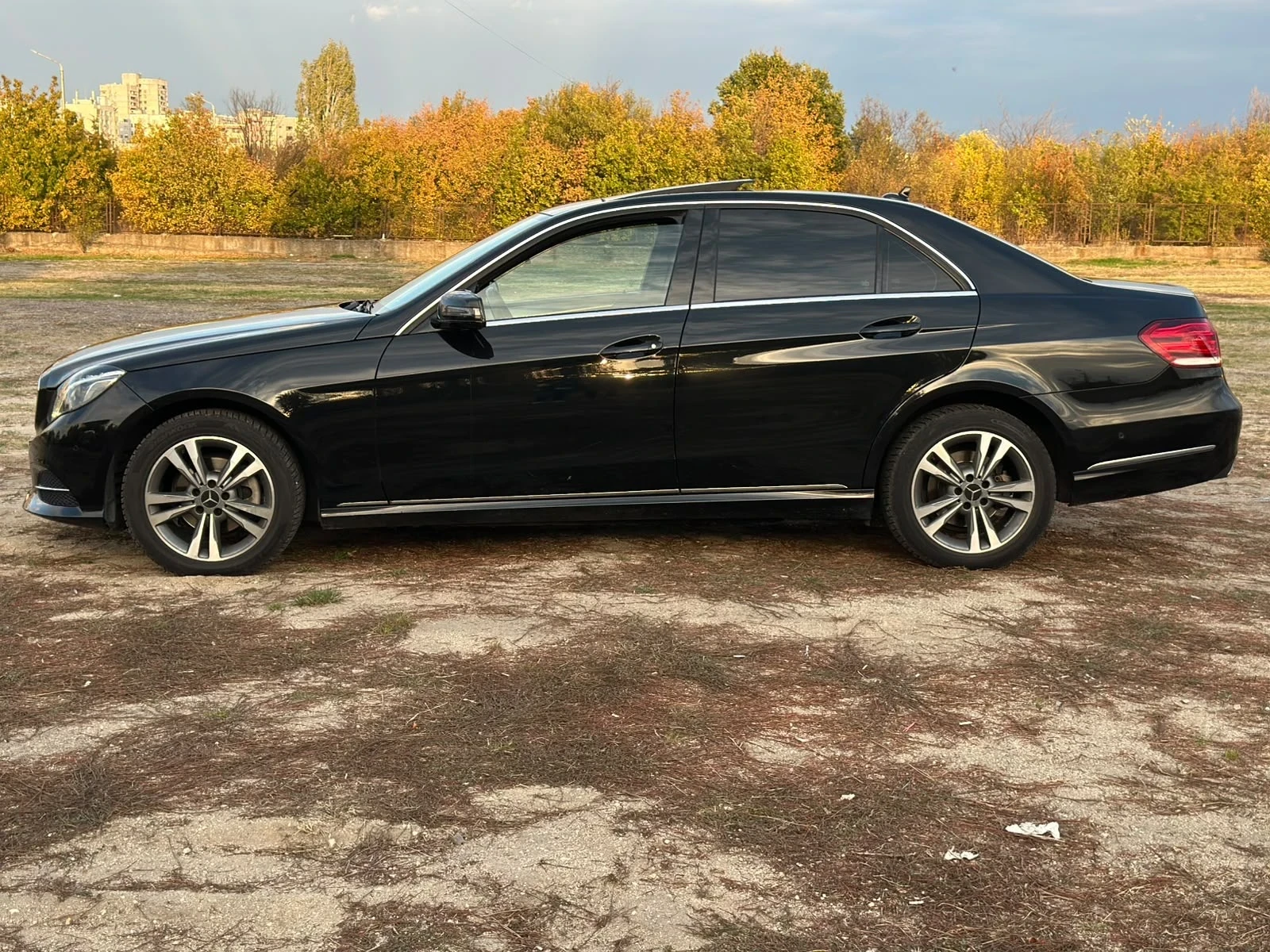 Mercedes-Benz E 220, снимка 4 - Автомобили и джипове - 56555826
