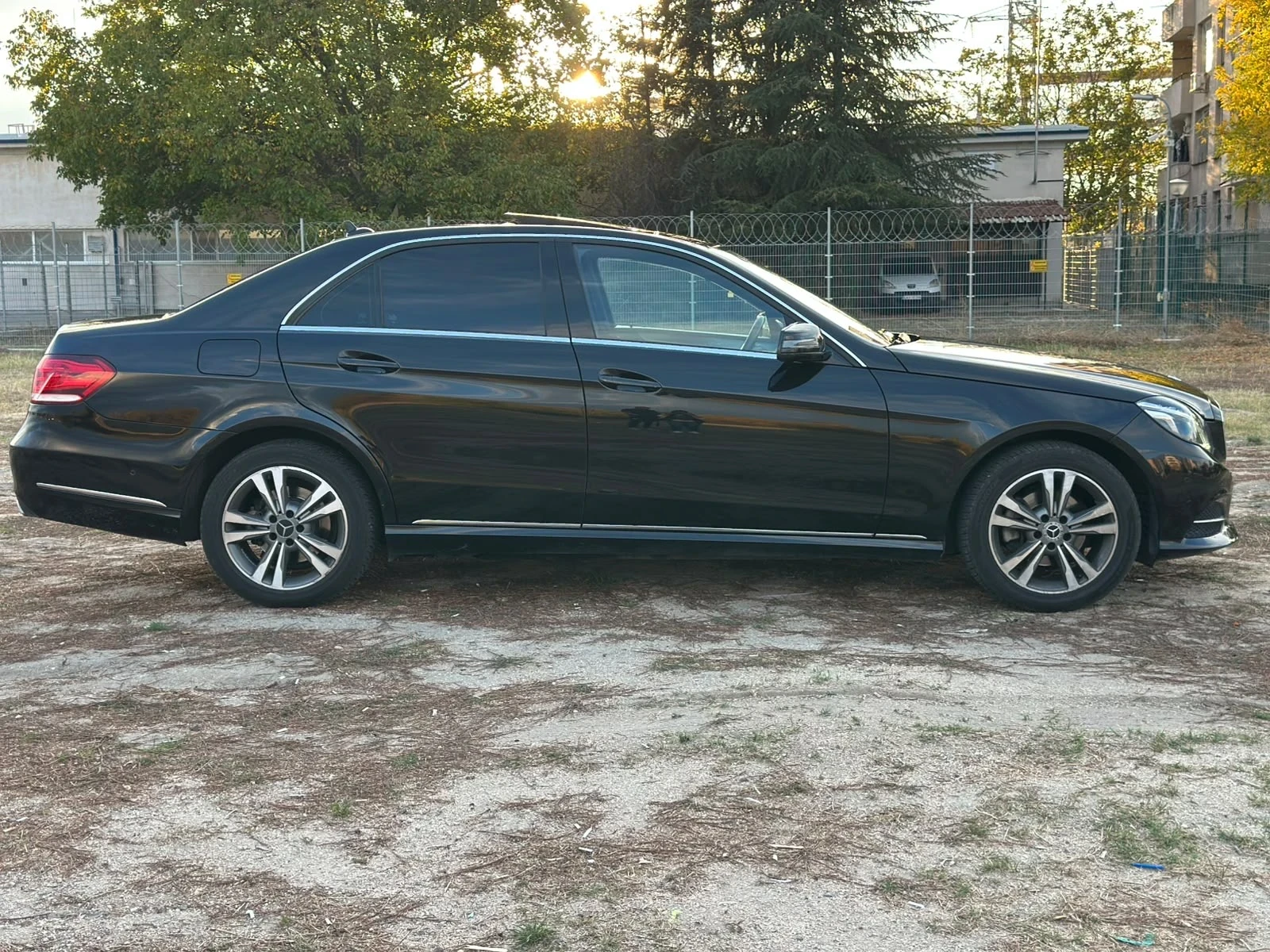 Mercedes-Benz E 220, снимка 6 - Автомобили и джипове - 56555826