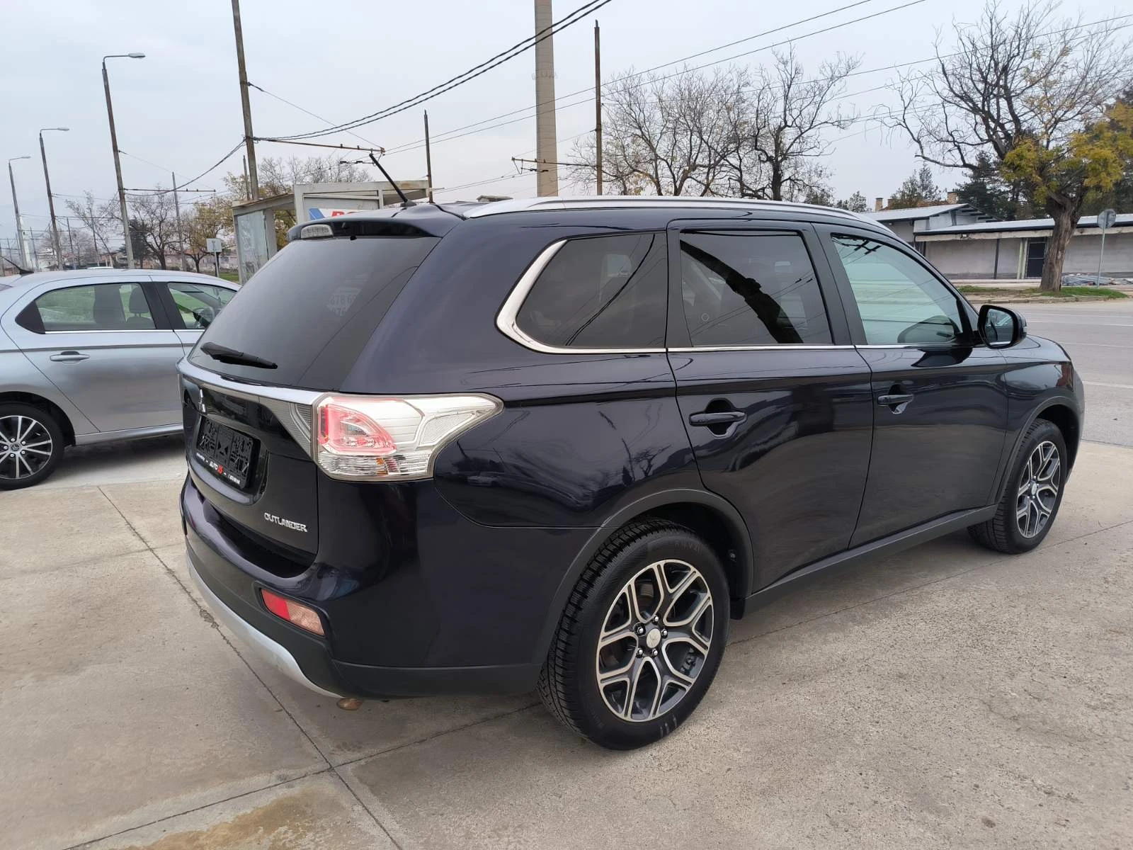 Mitsubishi Outlander 2.2d-AWD-7m-Navi-Kamera-Keyless - изображение 5