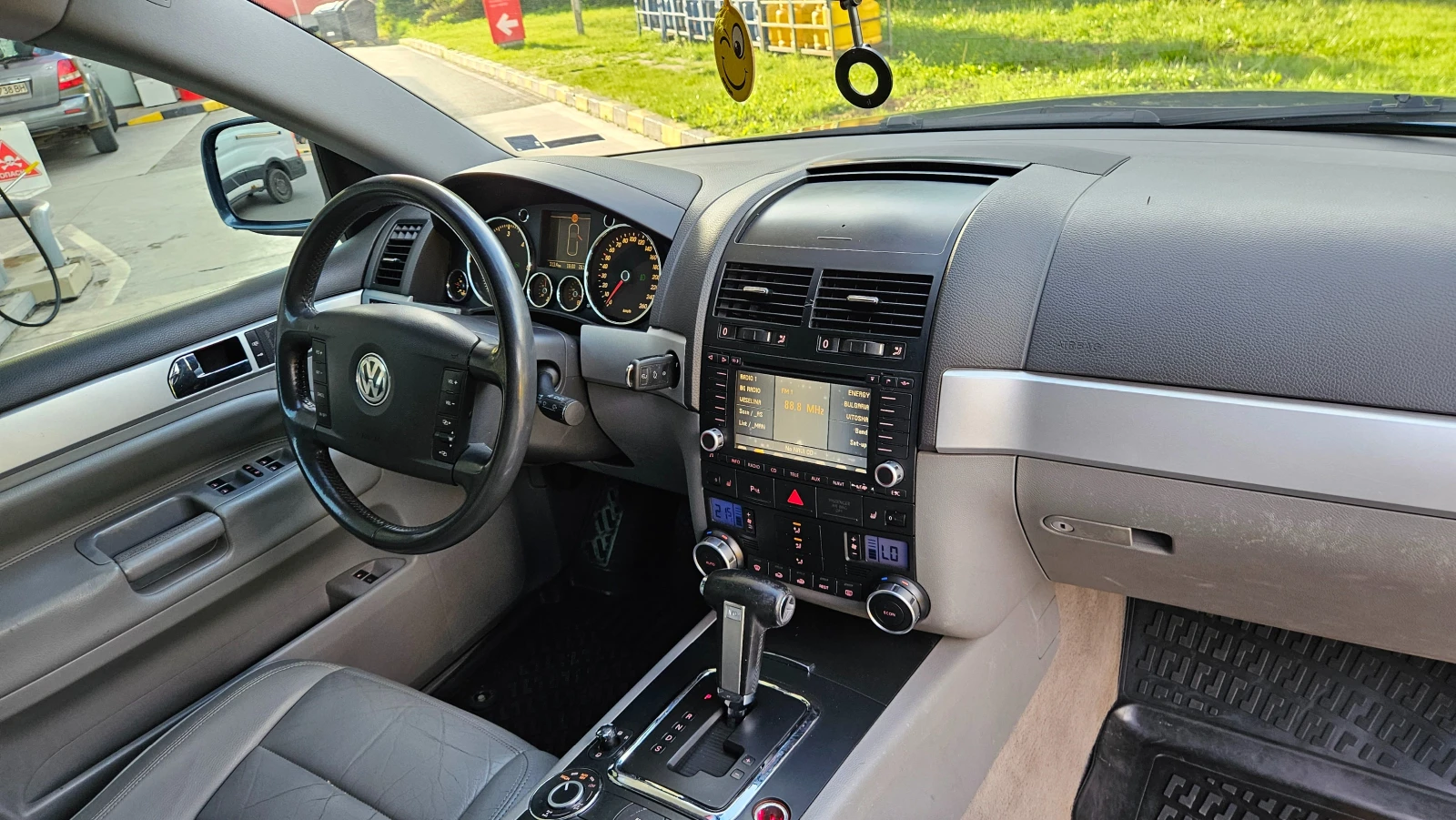 VW Touareg 3.0 Navig/Klimatronik/Avtomat/Два блокажа/Бавни , снимка 9 - Автомобили и джипове - 54807361