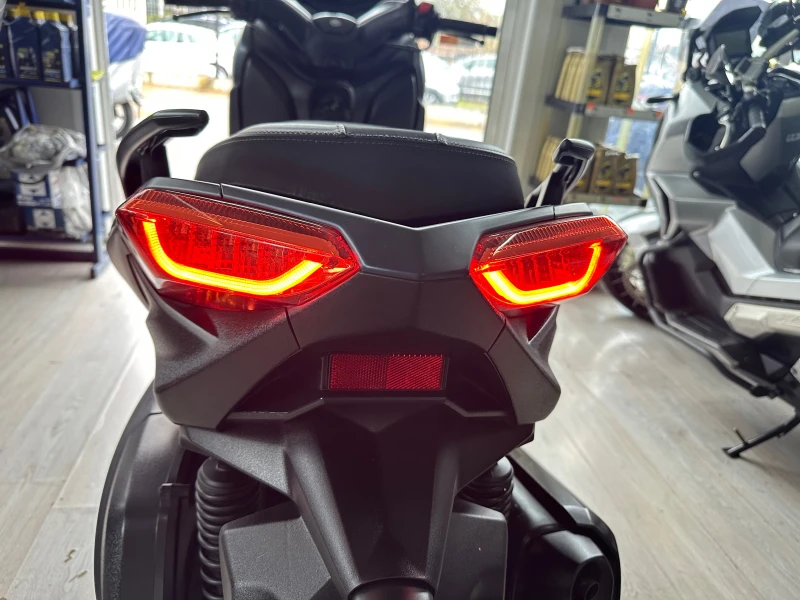 Yamaha X-max 300i 2023г. ABS/TC/LED, снимка 5 - Мотоциклети и мототехника - 52291636