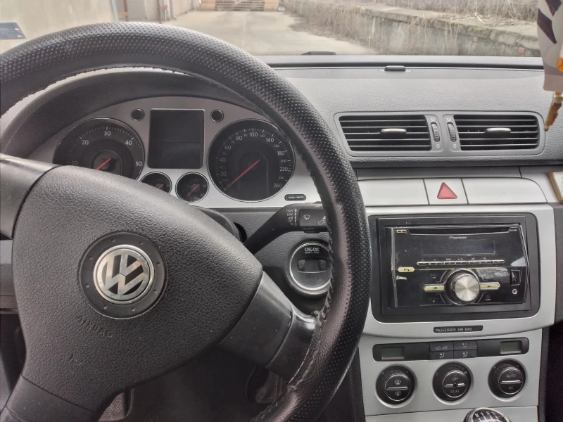 VW Passat Комби, снимка 8 - Автомобили и джипове - 48419327