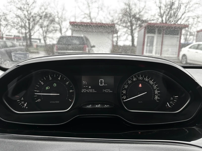 Peugeot 208 1.2 PureTech, снимка 14 - Автомобили и джипове - 53211341