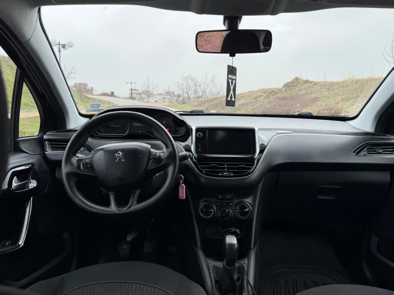 Peugeot 208 1.2 PureTech, снимка 15 - Автомобили и джипове - 53211341