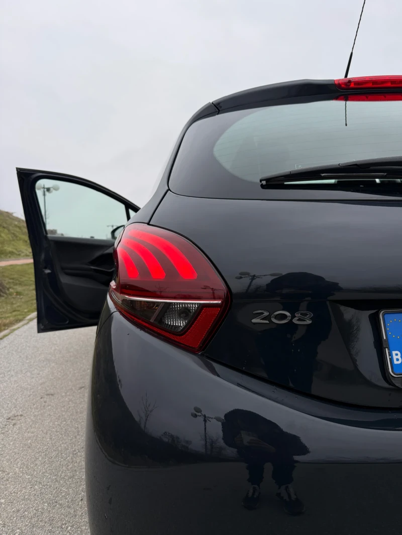 Peugeot 208 1.2 PureTech, снимка 10 - Автомобили и джипове - 53211341