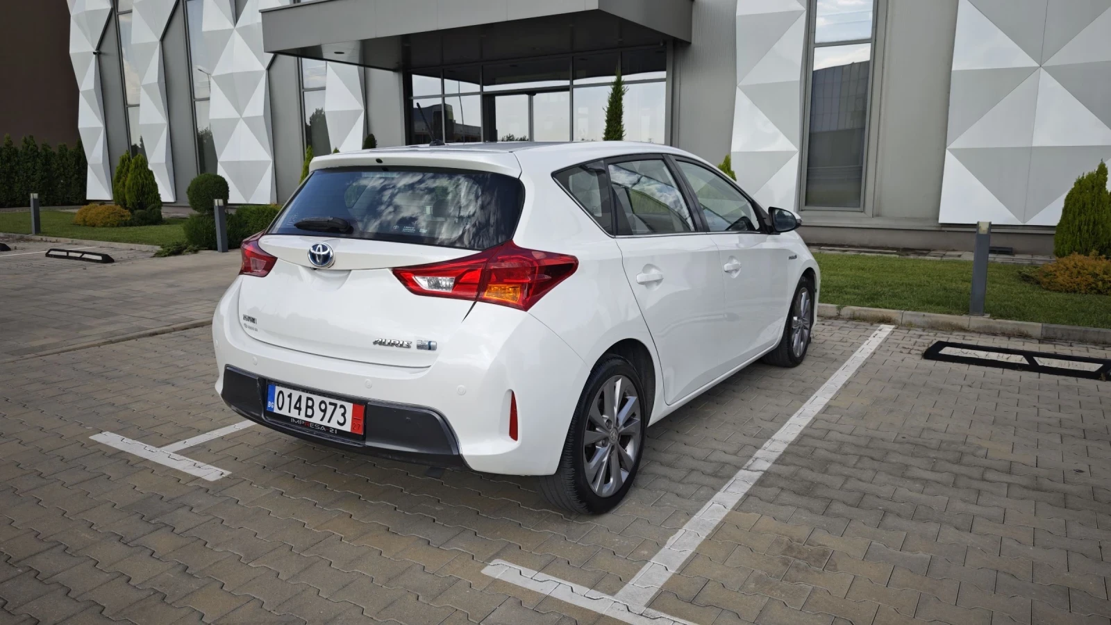 Toyota Auris 1.8i hybrid всички екстри за модела 100000км.!!!!! - изображение 4