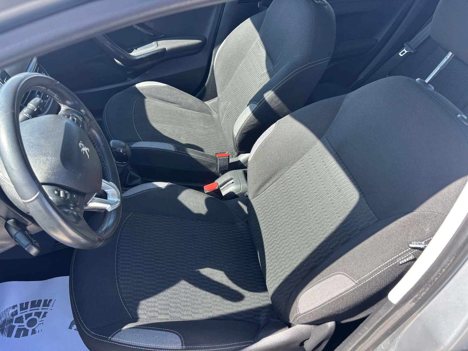 Peugeot 208 1.6 HDI/EURO 6, снимка 7 - Автомобили и джипове - 53804256