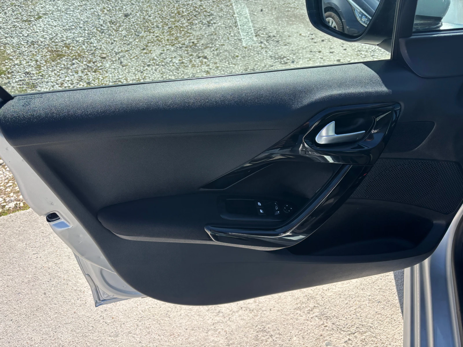 Peugeot 208 1.6 HDI/EURO 6, снимка 9 - Автомобили и джипове - 53804256