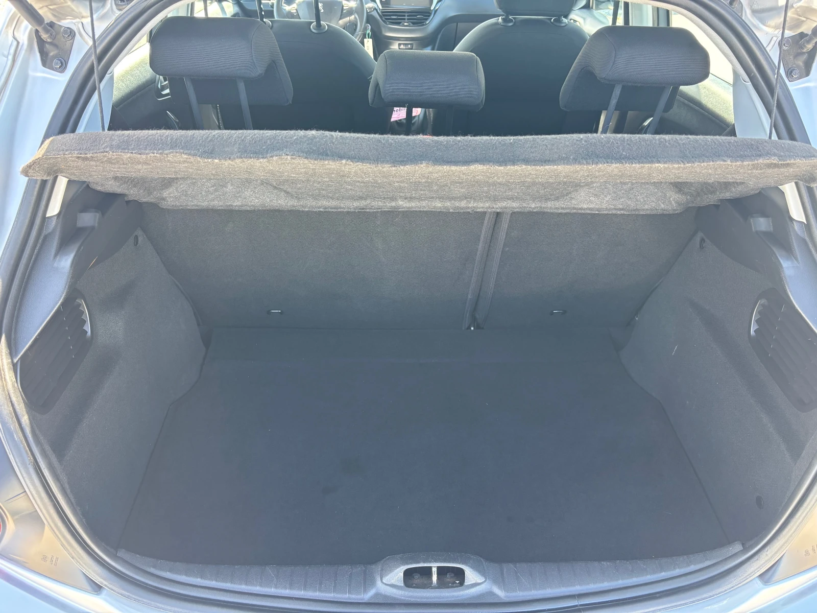 Peugeot 208 1.6 HDI/EURO 6, снимка 10 - Автомобили и джипове - 53804256