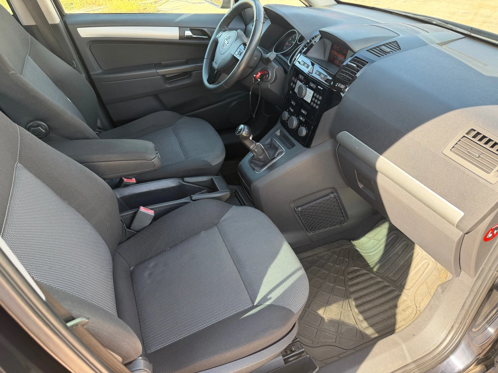 Opel Zafira 1.8i B Design Edition, снимка 12 - Автомобили и джипове - 56660867