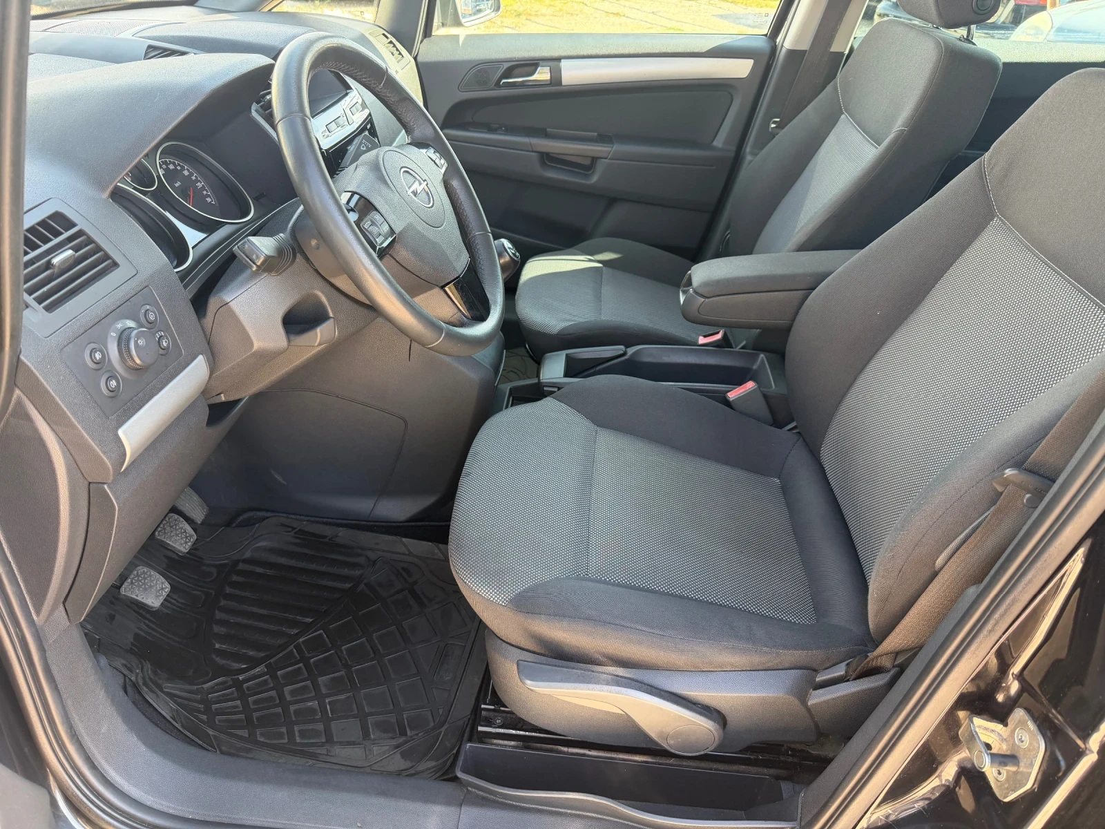 Opel Zafira 1.8i B Design Edition, снимка 11 - Автомобили и джипове - 56660867