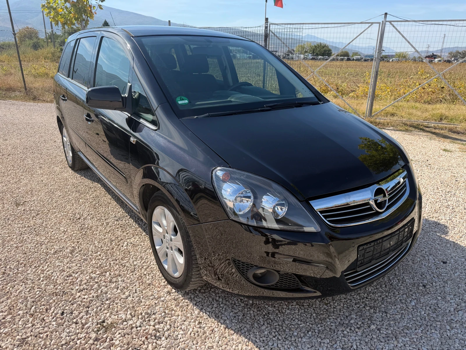 Opel Zafira 1.8i B Design Edition, снимка 3 - Автомобили и джипове - 56660867