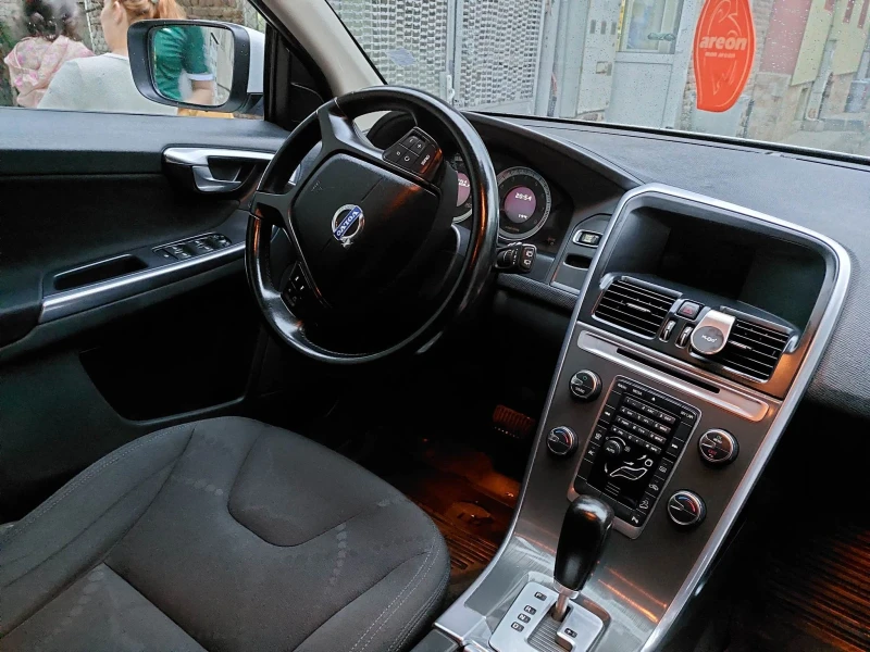 Volvo XC60, снимка 2 - Автомобили и джипове - 52580414