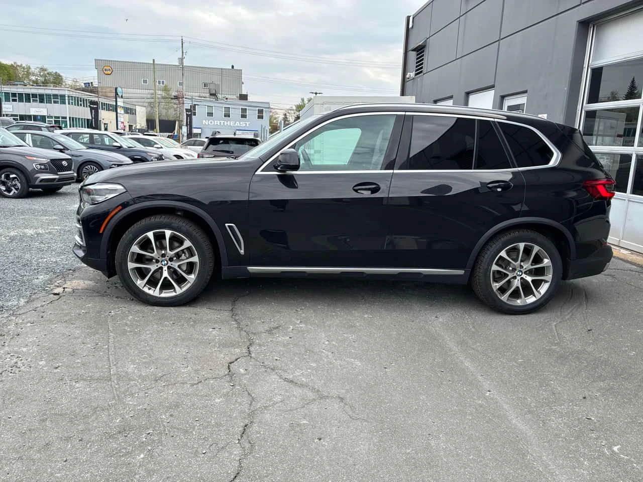 BMW X5 * xDrive40i * АМБИЕНТНО* ПАНОРАМА* + ГУМИ С ДЖАНТИ, снимка 2 - Автомобили и джипове - 54635457