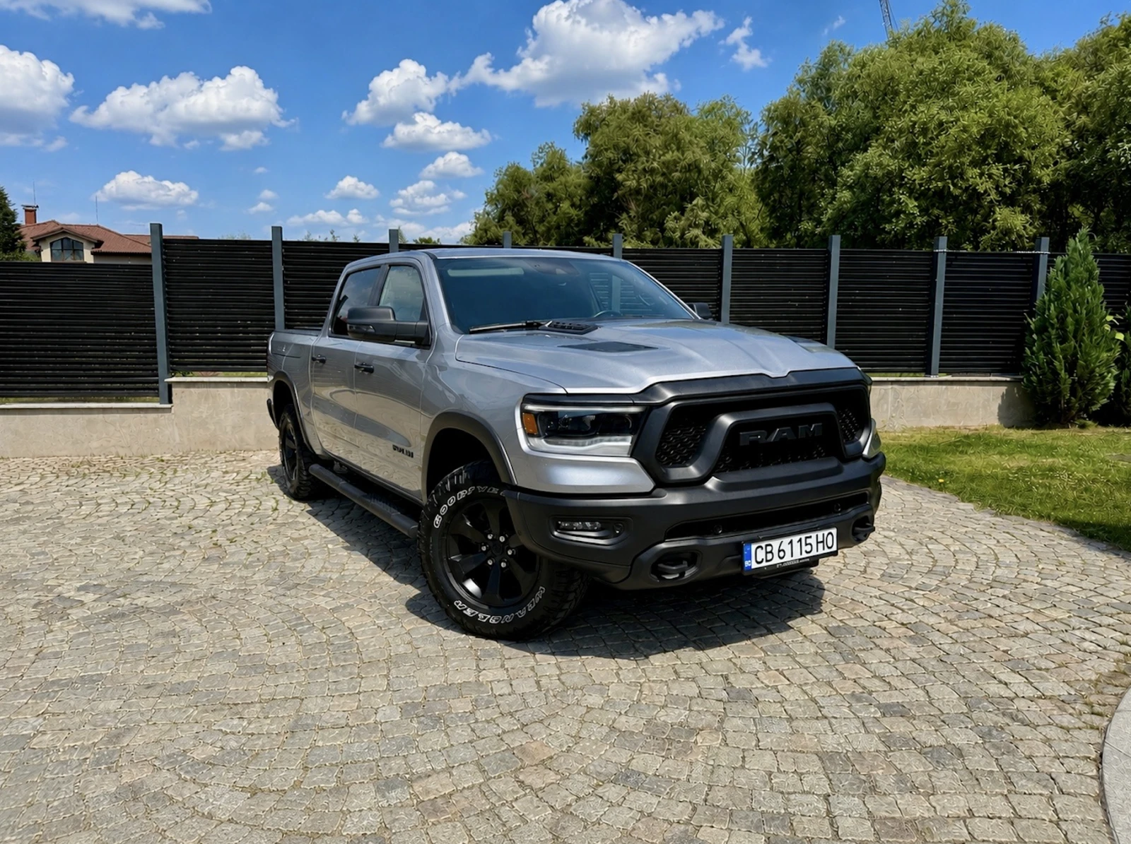 Dodge RAM 1500 QuadCab Long 5.7 HEMI V8 REBEL/Head-up/Harman/Пано