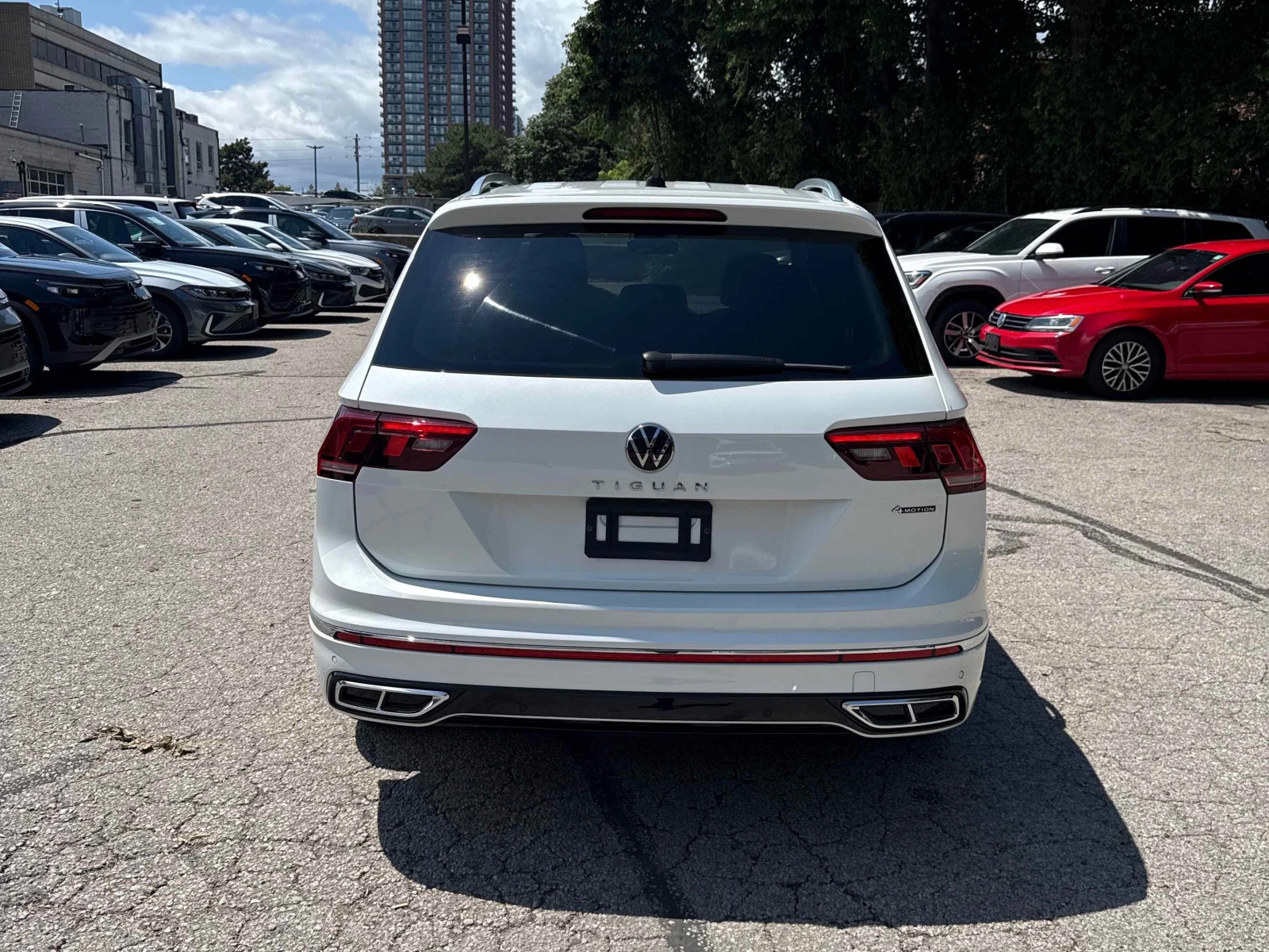 VW Tiguan * Highline R Line * CARFAX * , снимка 4 - Автомобили и джипове - 56030387