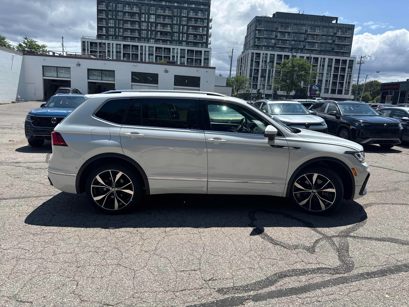 VW Tiguan * Highline R Line * CARFAX * , снимка 3 - Автомобили и джипове - 56030387