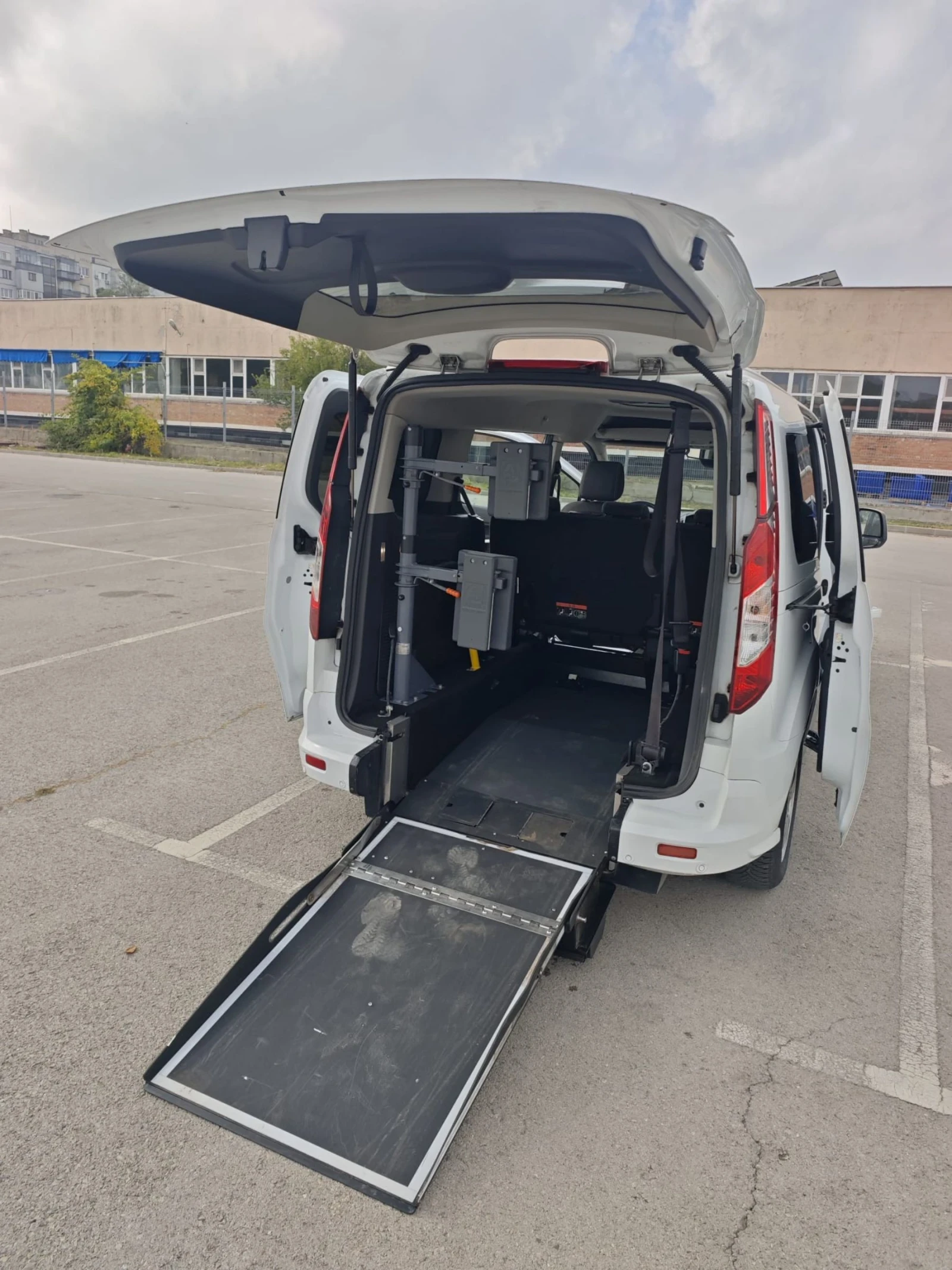 Ford Tourneo Connect 1.5TDCI* РАМПА ИНВАЛИДИ* ОТЛИЧЕН* , снимка 15 - Автомобили и джипове - 54482971