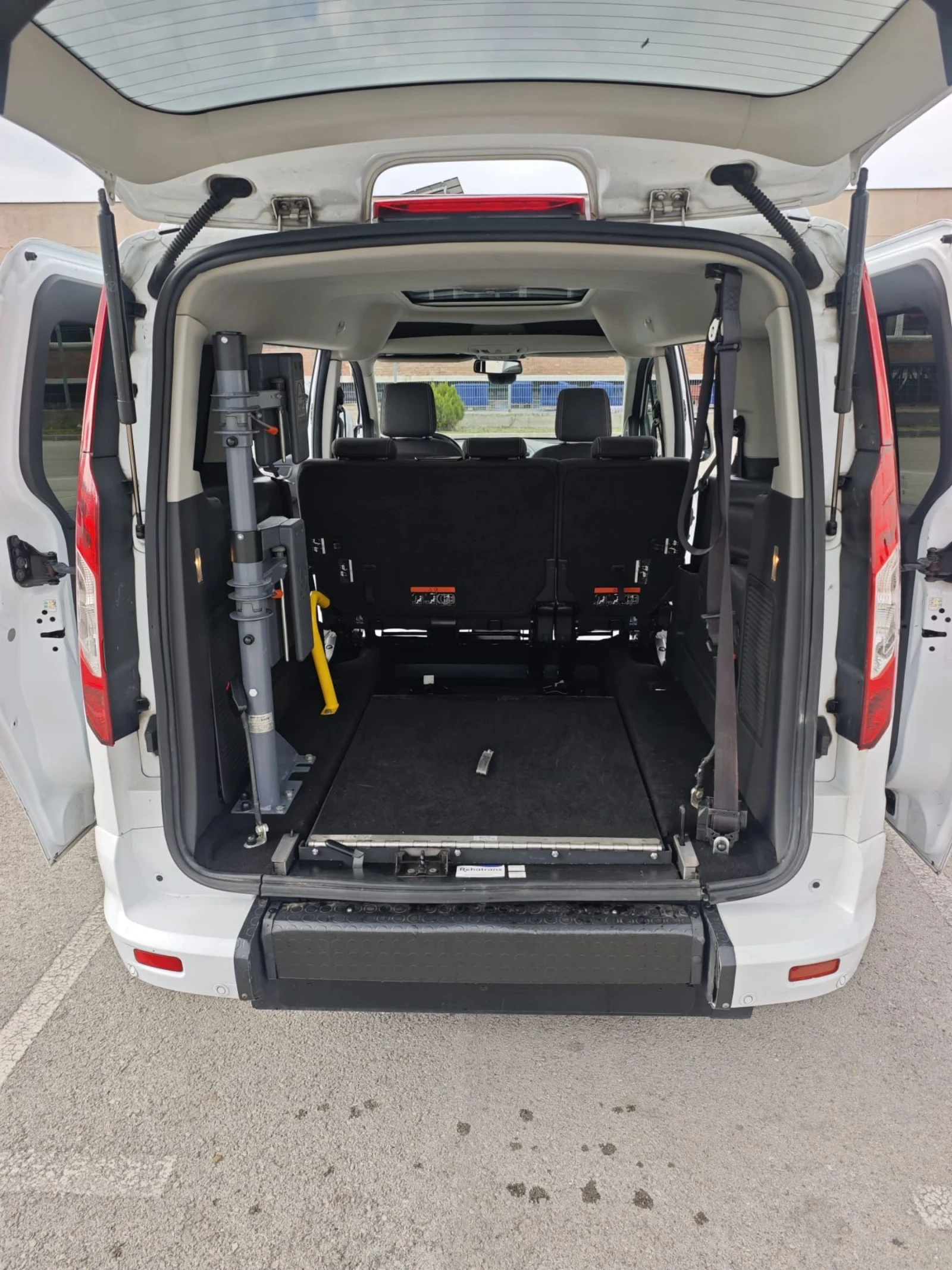 Ford Tourneo Connect 1.5TDCI* РАМПА ИНВАЛИДИ* ОТЛИЧЕН* , снимка 16 - Автомобили и джипове - 54482971