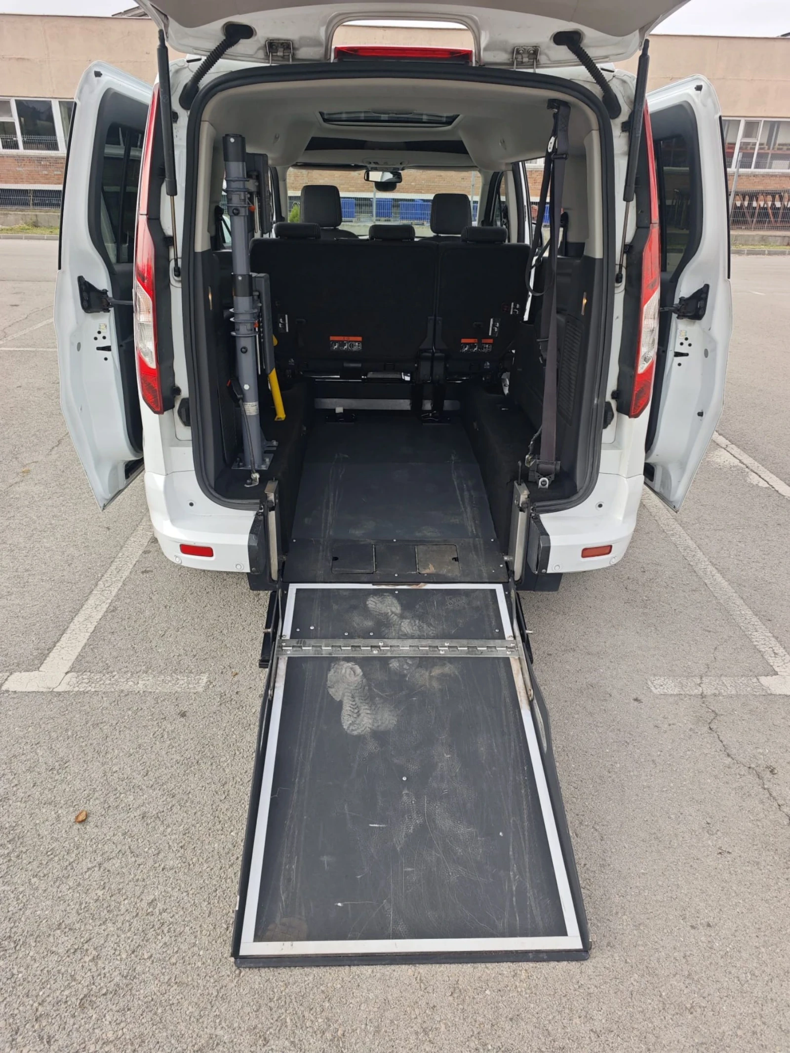 Ford Tourneo Connect 1.5TDCI* РАМПА ИНВАЛИДИ* ОТЛИЧЕН* , снимка 12 - Автомобили и джипове - 54482971