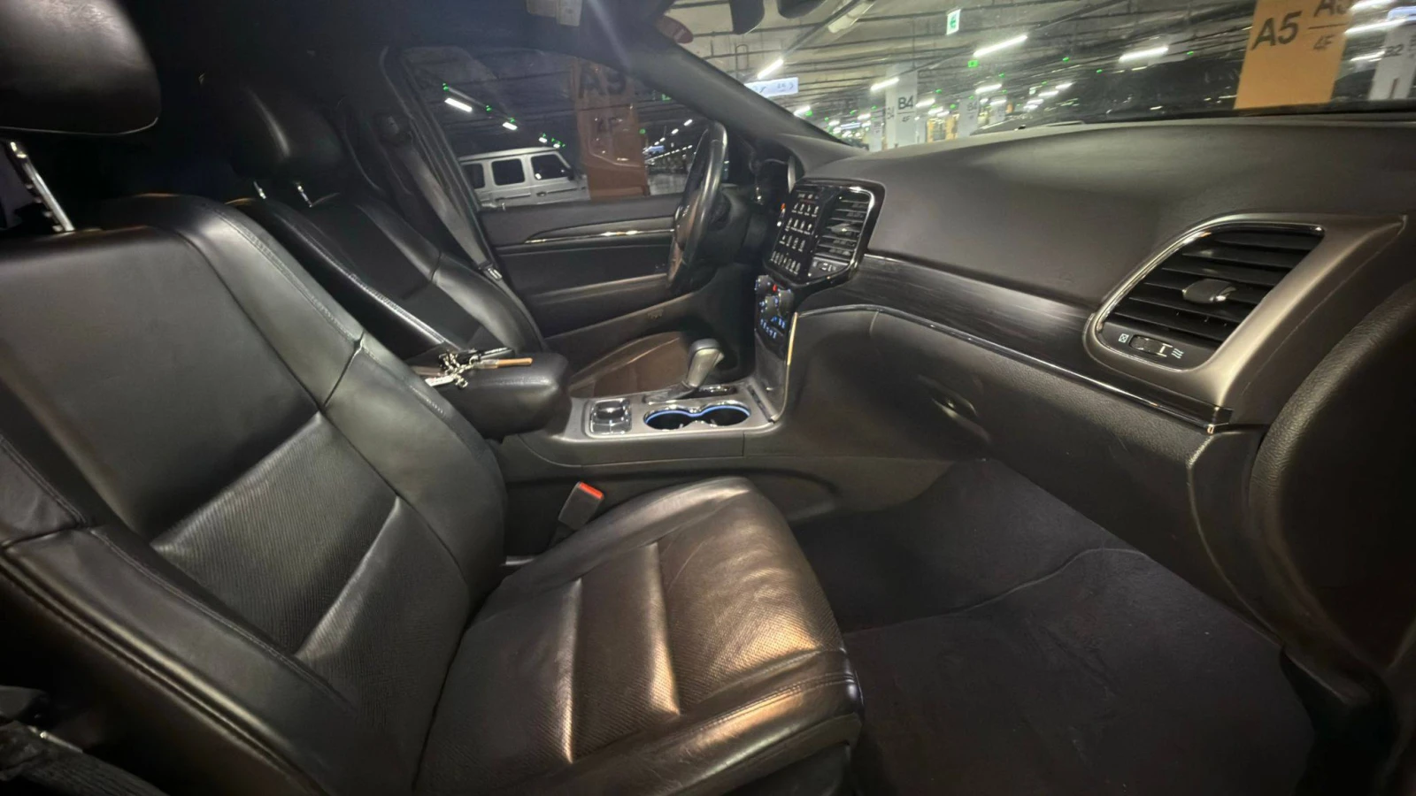 Jeep Grand cherokee 3.6 V6 Limitet WK2 Очакваме внос , снимка 14 - Автомобили и джипове - 53998309