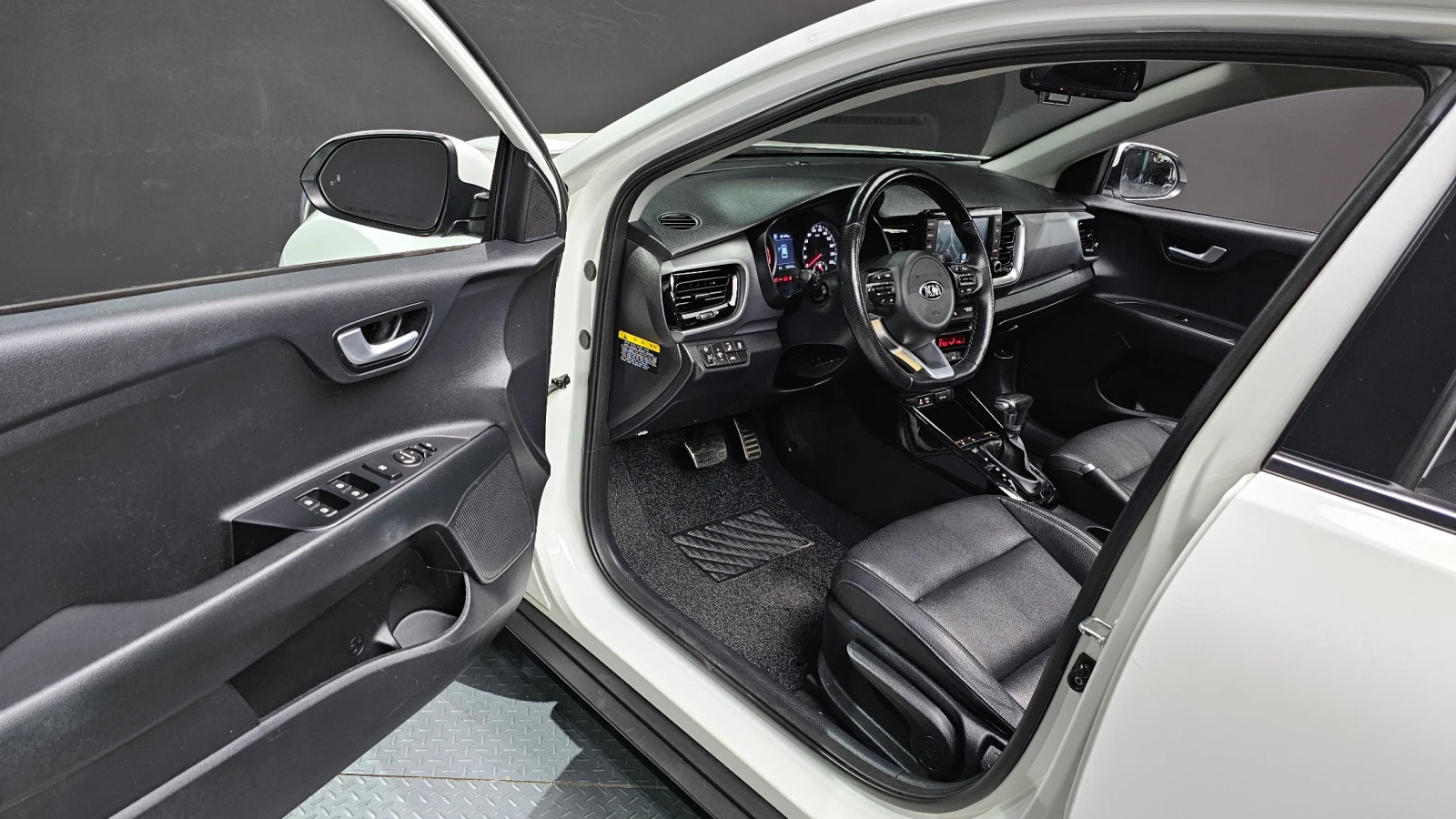 Kia Stonic 1.6 Prestige autogeorge.com, снимка 10 - Автомобили и джипове - 54136495