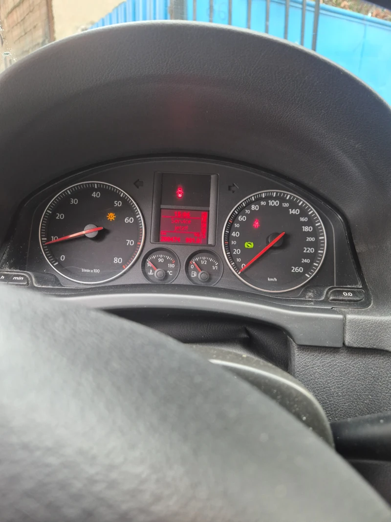 VW Golf Plus 1.6 FSI АВТОМАТИК!, снимка 8 - Автомобили и джипове - 52343115